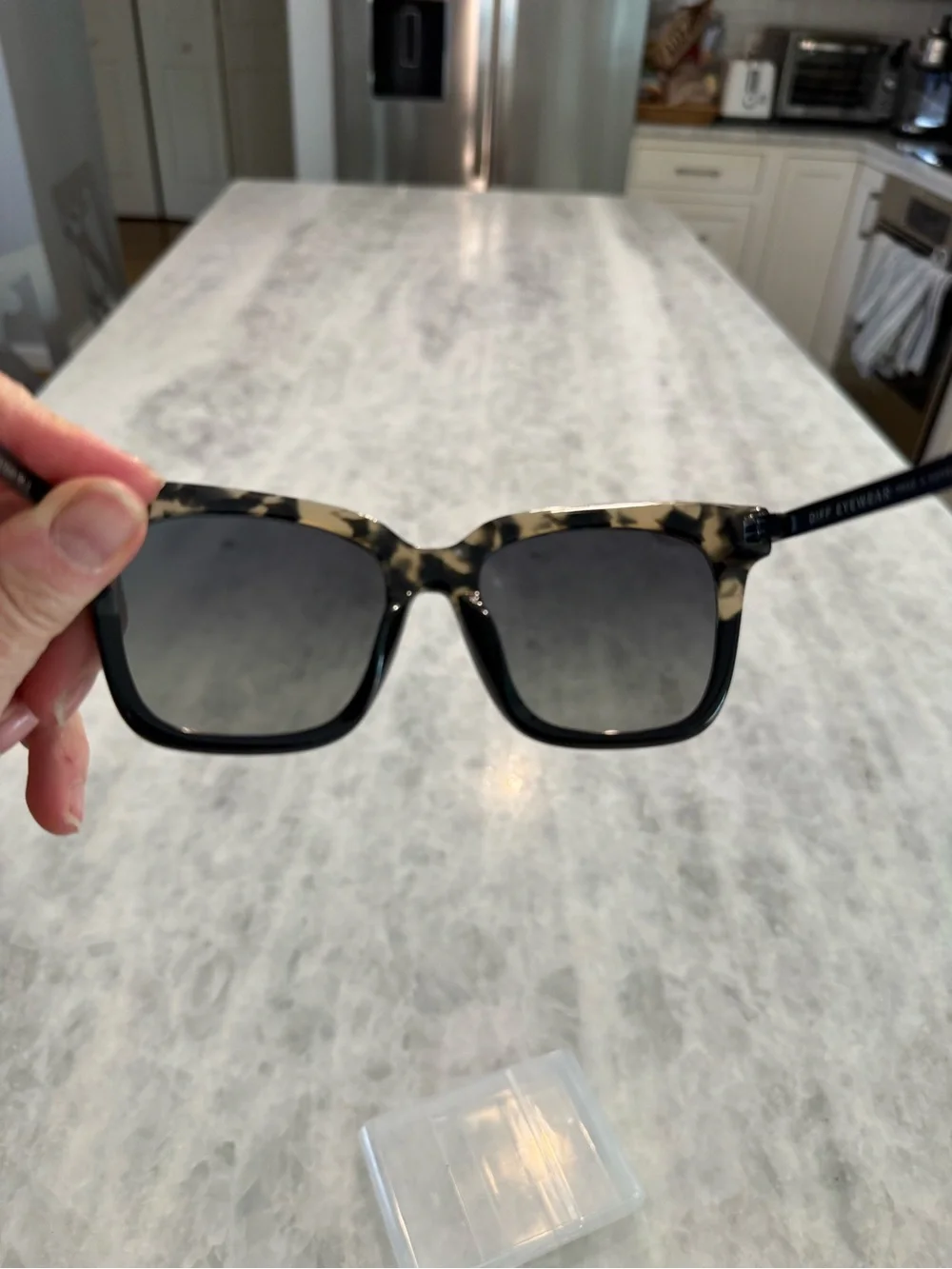 Diff Eyewear Bella Tortoiseshell Sunglasses w/ bonus cute pink round sunnies